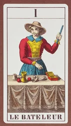 I Der Magier, sieben Tarotkarten aus verschiedenen Decks